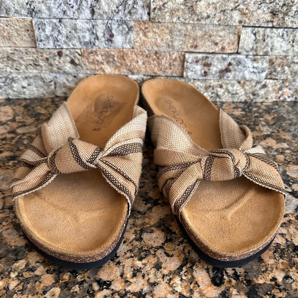 Shekudo Bahia Knot Slide
Sandals In Neutral - Picture 5 of 8